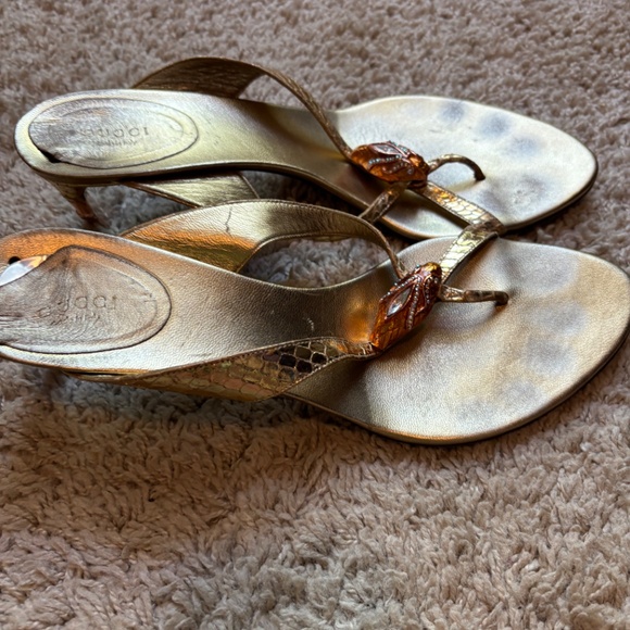 Lightly Used Size 10 Gucci Gold Thong 2 inch Heels - Picture 2 of 5